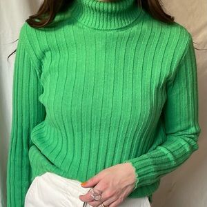 Amazing green turtleneck!